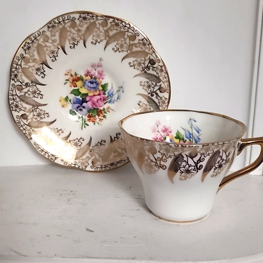 Sandringham Tea Cup and Saucer Fine bone china England heavy gold floral…